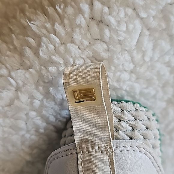 White and green nikes - Picture 8 of 8